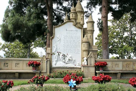 Forest Lawn Memorial-Park doubled as a spectacle of art, Christianity, architecture and patriotism.