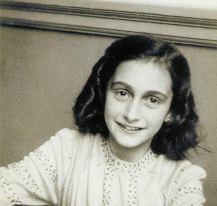 Anne_Frank_lacht_naar_de_schoolfotograaf.jpg