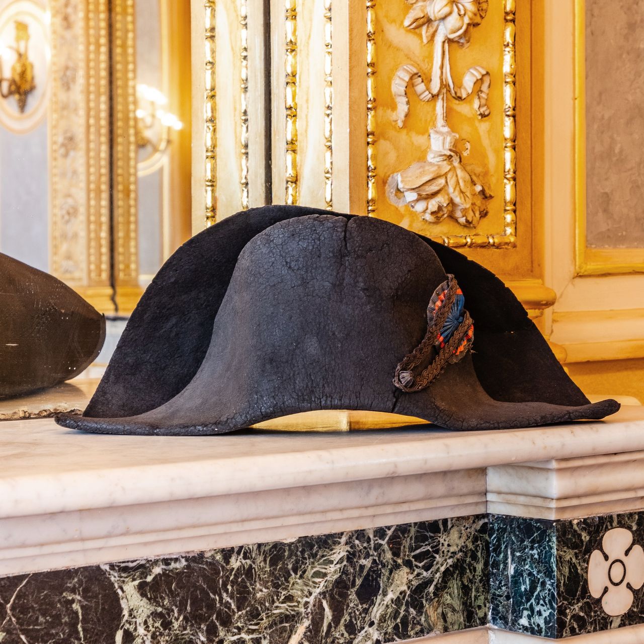 napoleons_iconic_bicorne_hat_e