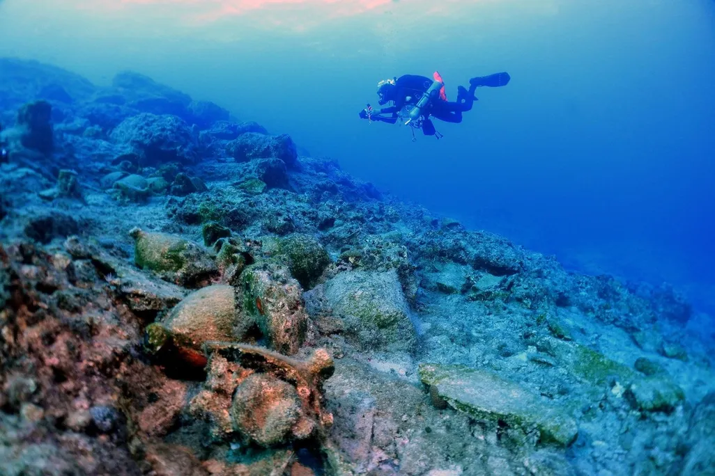 Archaeologist surveys underwater wreck off coast of Kasos