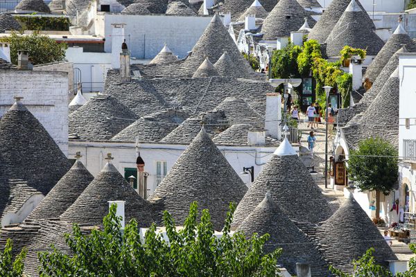 Sightseeing Trulli houses and shops thumbnail