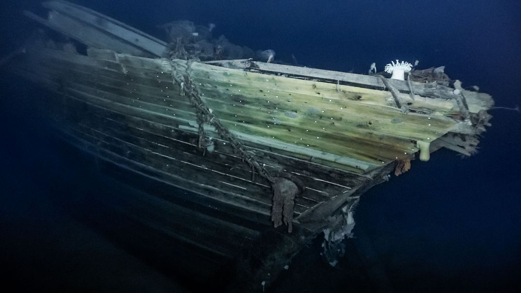 Starboard bow of Endurance, large sunken wooden ship