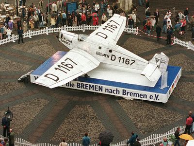 people clustered around the Bremen