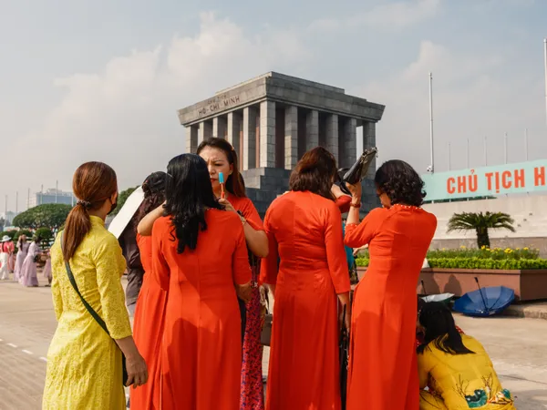 Sun, make-up and Ho Chi Minh thumbnail