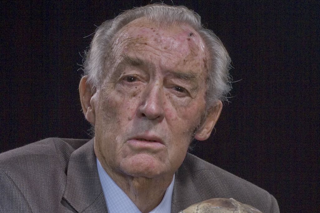 An image of paleoanthropologist Richard Leakey holding a cast of an early hominid skull