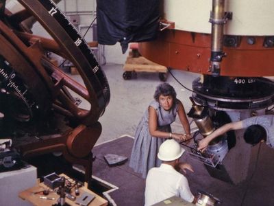 Vera Rubin and Kent Ford (white hat) setting up their image tube spectrograph at the Lowell Observatory in Flagstaff, Arizona. (Photo: THE CARNEGIE INSTITUTION FOR SCIENCE)