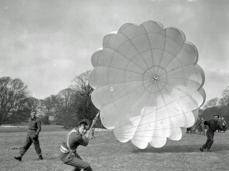 Parachute france ww2 Black and White Stock Photos & Images - Alamy