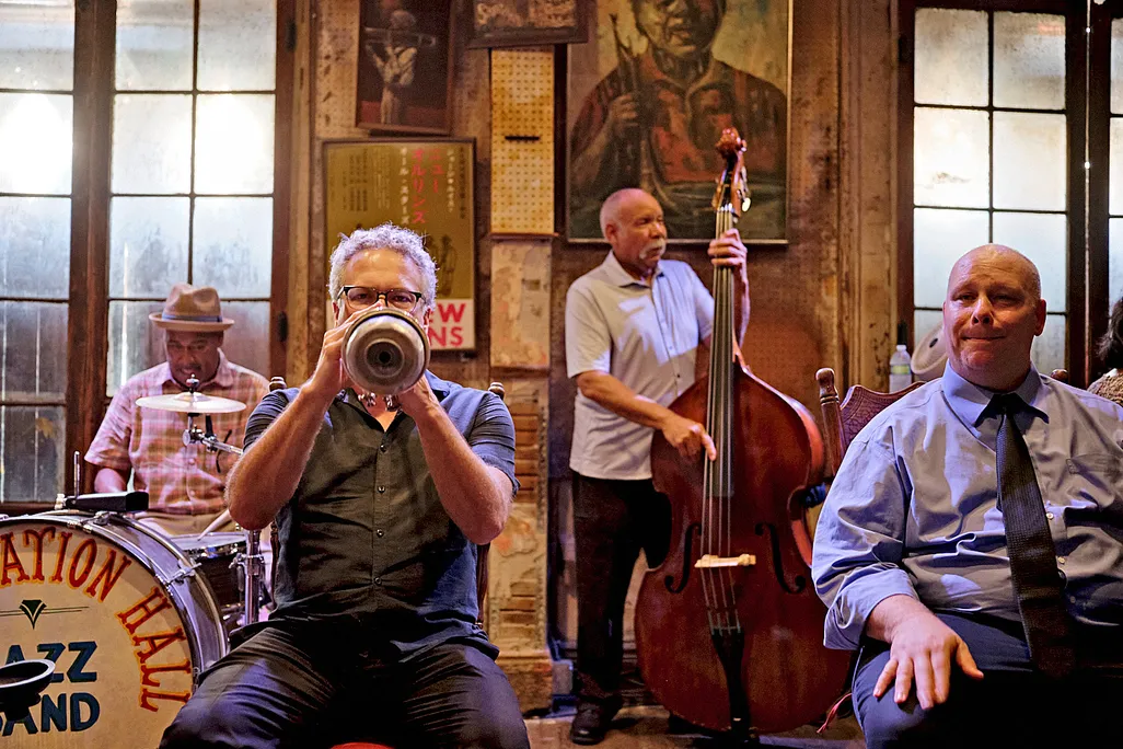 A band plays jazz