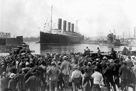 The Lusitania leaves New York on its final voyage in 1915. 