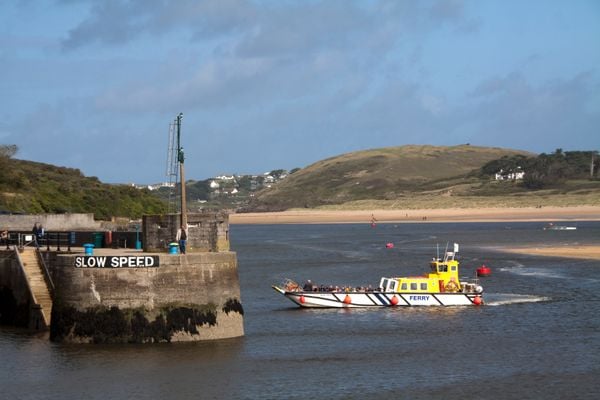 Ferry pulling into Padstow Harbour thumbnail