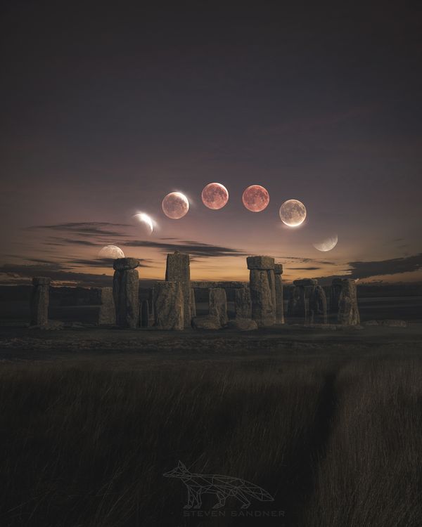 Blood moon eclipse over Stonehenge thumbnail