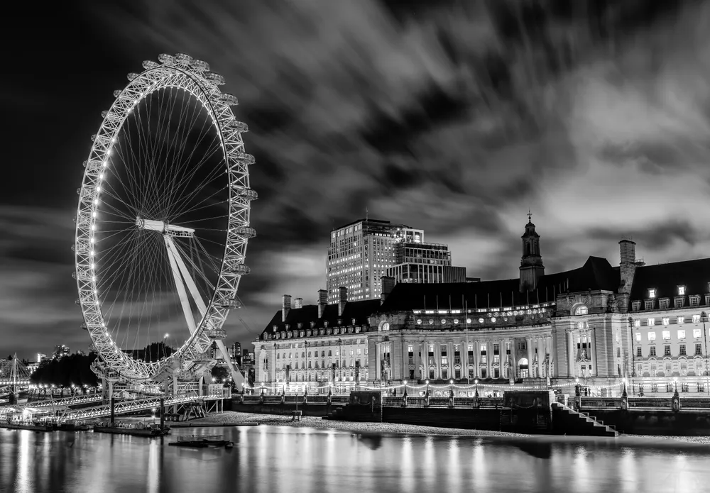 I was taking some long exposure shot of the Eye when some fast moving clouds came it to add to the scene.