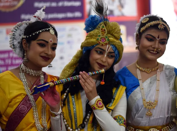 Three girls are ready to perform thumbnail