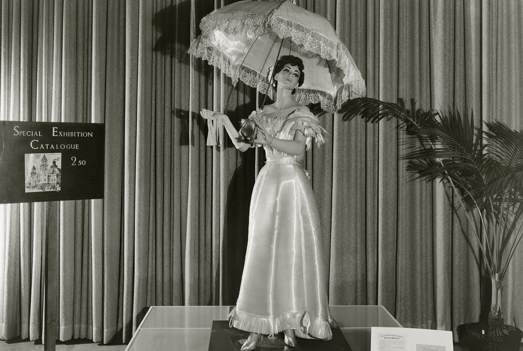 lady in the glass dress How Do You Wear a Gown Made of Glass? Marvel at Eye-Catching History of This Unlikely Fashion Trend classic_costumes