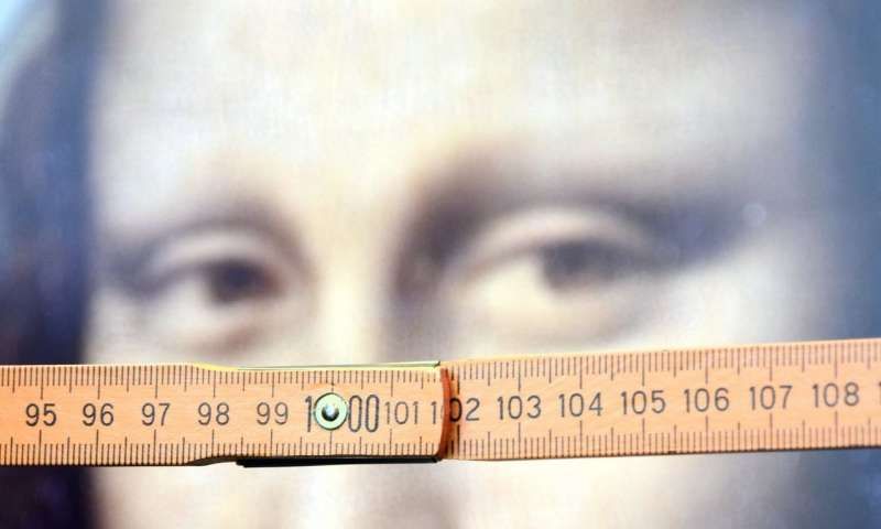 Mona Lisa and a Ruler