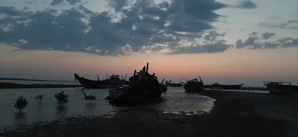 لنج ها در پهنه ی دریای پارس thumbnail