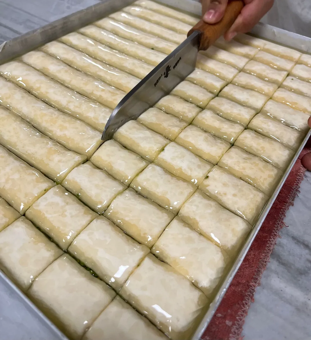 cutting baklava