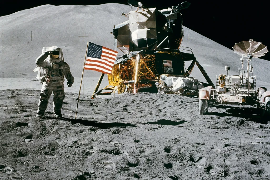 Apollo_15_flag,_rover,_LM,_Irwin.jpg