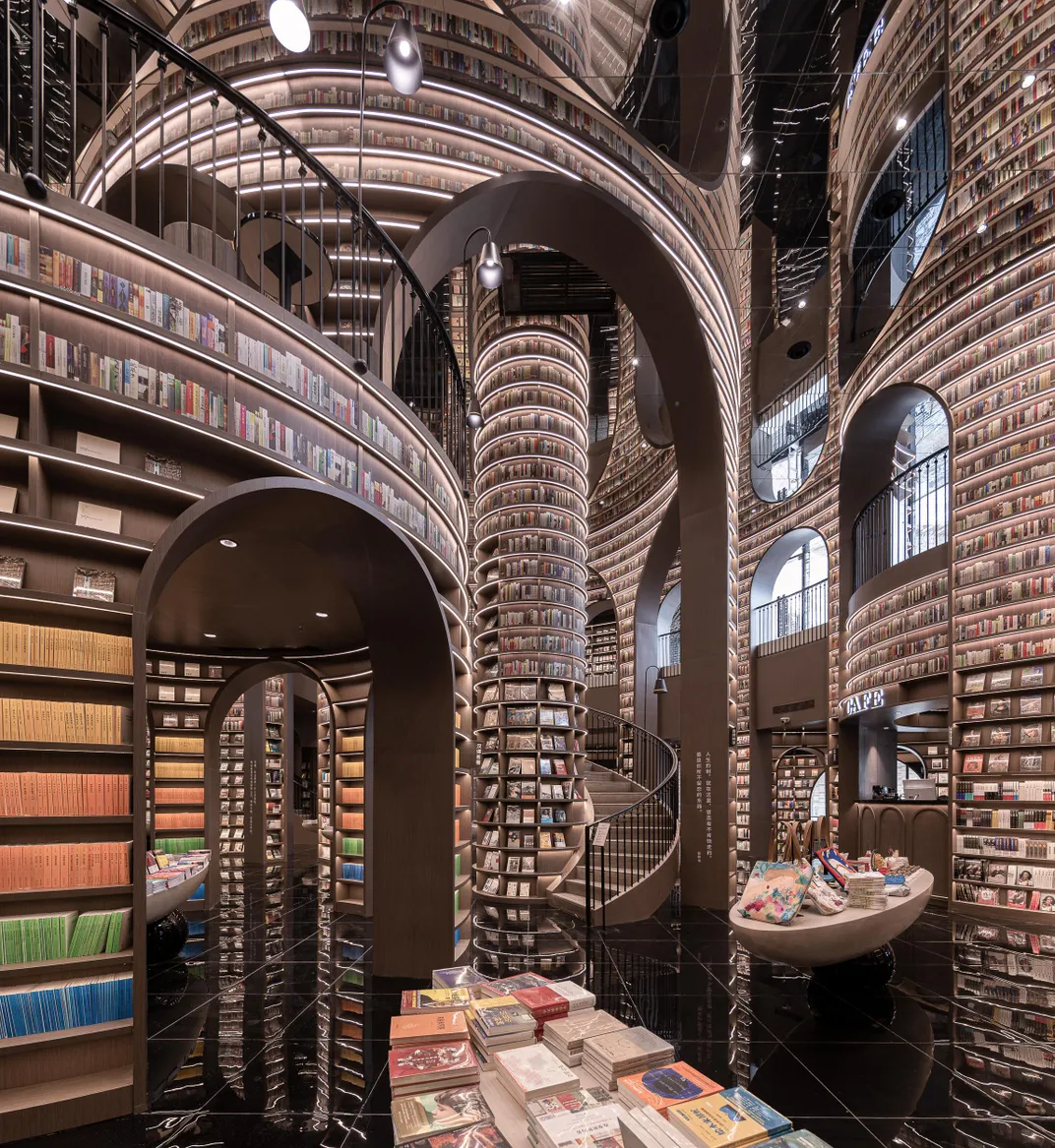 View of Dujiangyan Zhongshu bookstore