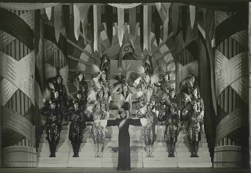 Hella Olstein (center) performing in a revue in France