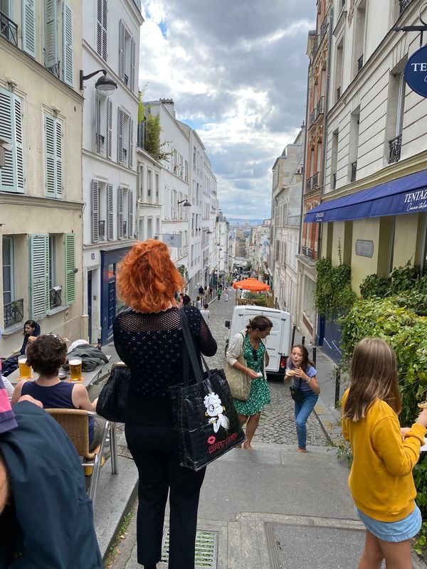 Street scene Montmartre thumbnail