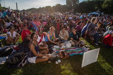 Reunir el públic nord-americà amb artistes tradicionals i populars per compartir la seva creativitat -i les seves vides- comença la conversa.
