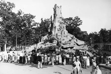 Visitors gather at the foot of Monkey Mountain, an attraction at Frank Buck&#39;s Jungle Camp in Massapequa, New York, around 1939.