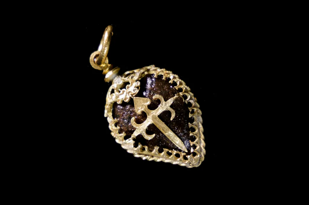 Gold and bezoar stone scallop-shaped pendant of the Order of Santiago, with a cross of St. James at center