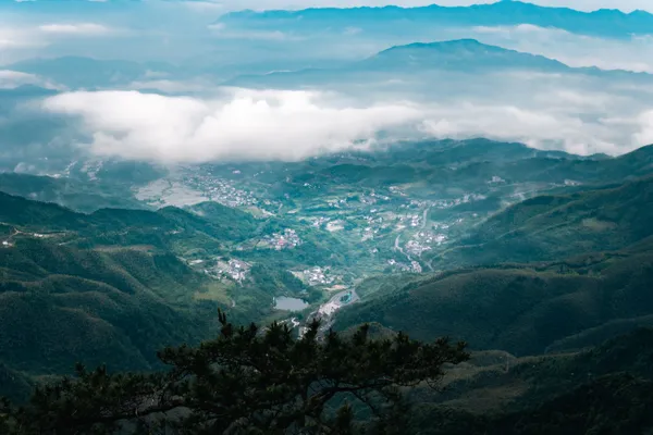 Looking down at the town from Mount Wugong thumbnail