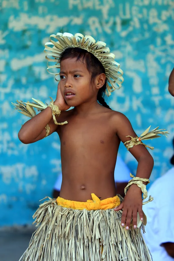 Native girl dancer on fanning island thumbnail