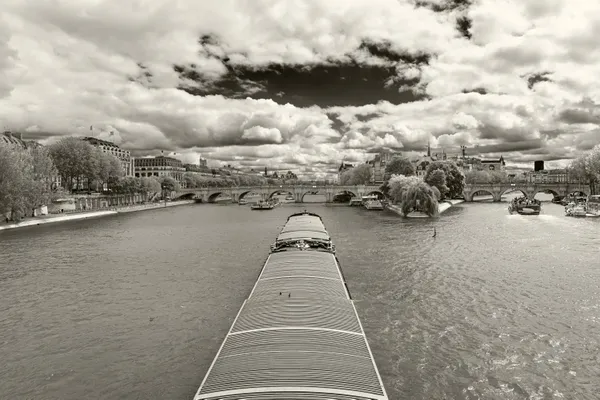 Heading To Pont Neuf thumbnail