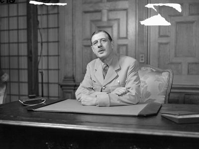 Charles de Gaulle talking to reporters in 1945