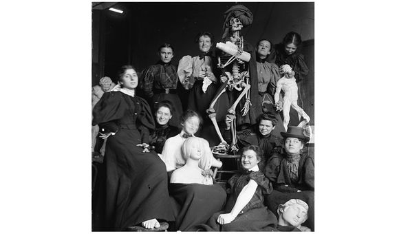 Women's life class at the Chase School of Art, circa 1896 (detail) / unidentified photographer. F. Luis Mora papers, 1891-1986, bulk 1891-1922. Archives of American Art, Smithsonian Institution.
