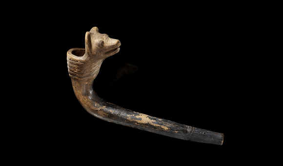 Haudenosaunee bear effigy pipe, 17th c. Cayuga Lake, New York. 22/3765 (Ernest Amoroso, National Museum of the American Indian, Smithsonian)