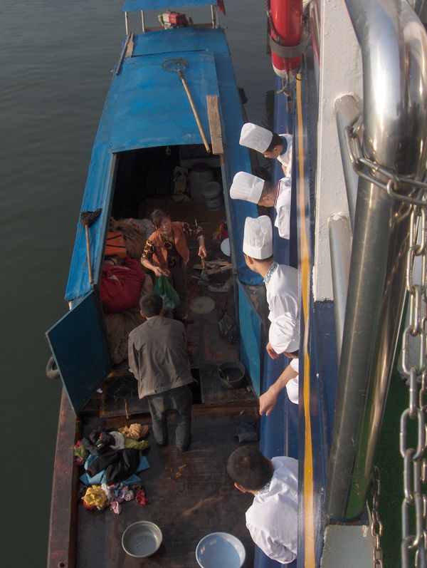 Buying fish on the Yangtze River thumbnail