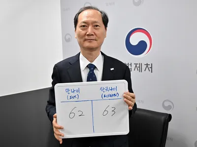 Lee Wan-kyu, South Korea&#39;s minister of government legislation, holds a whiteboard showing his Korean age alongside his international age.