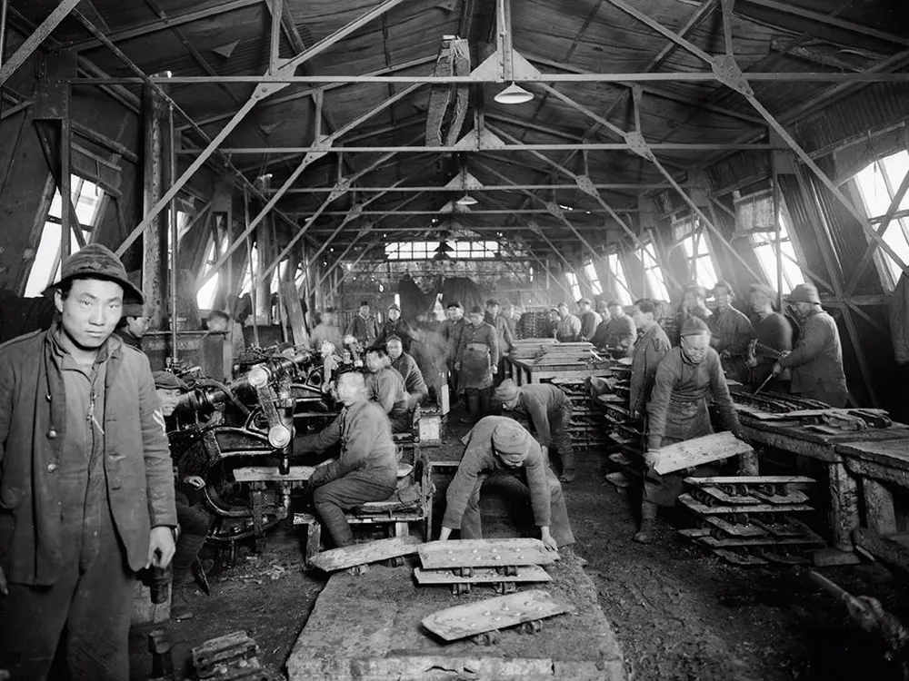 Chinese_workers_WWI_(14408620130).jpg