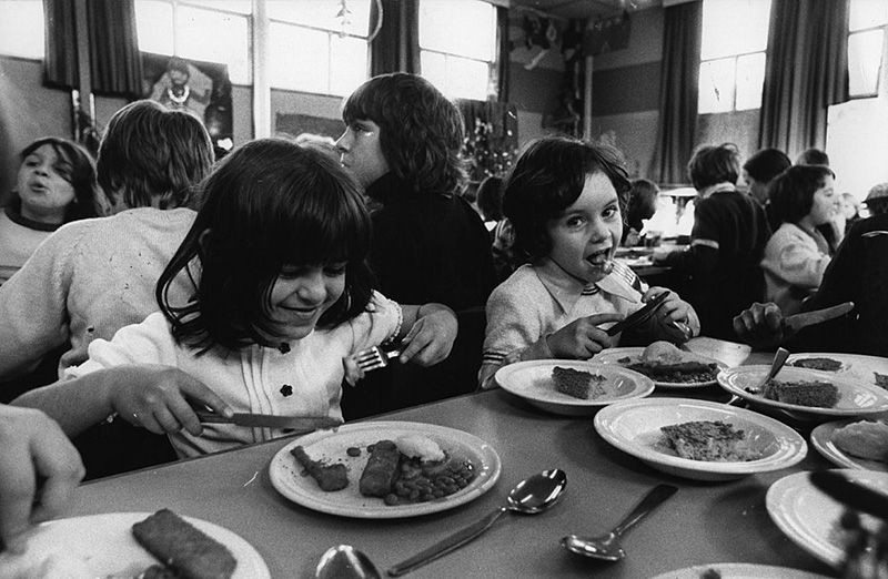 schoolchildren eating fish sticks