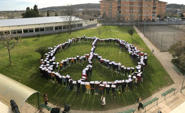 The symbol of peace made by secondary students in Extremadura,  Spain thumbnail