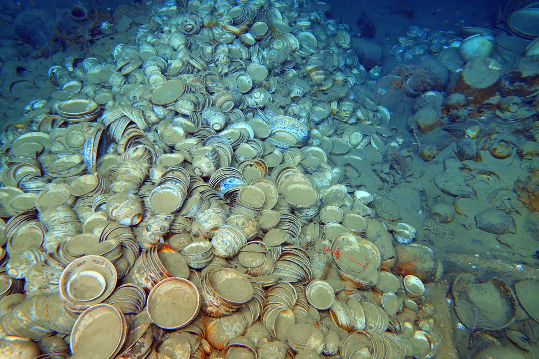 Ceramic dishes found in the wreckage of the Zhengde trader