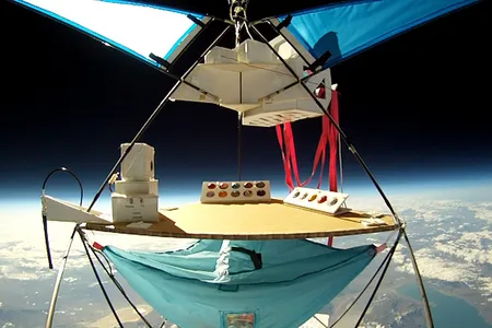 JP Aerospace’s “high rack”—a rig with cameras fins, and antennas, delivers another bunch of “Pongsat” experiments to near-space.