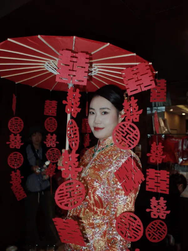 Her Traditional Gown thumbnail