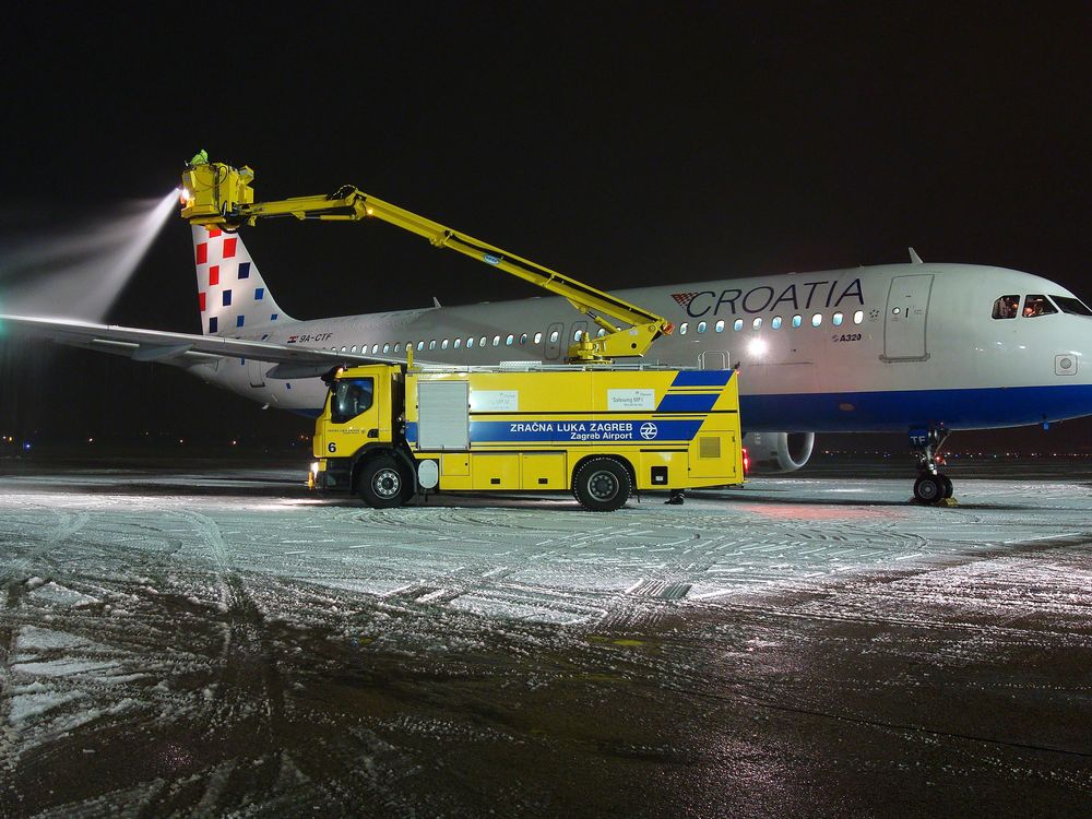 De-icing_Croatia_Airlines.jpg