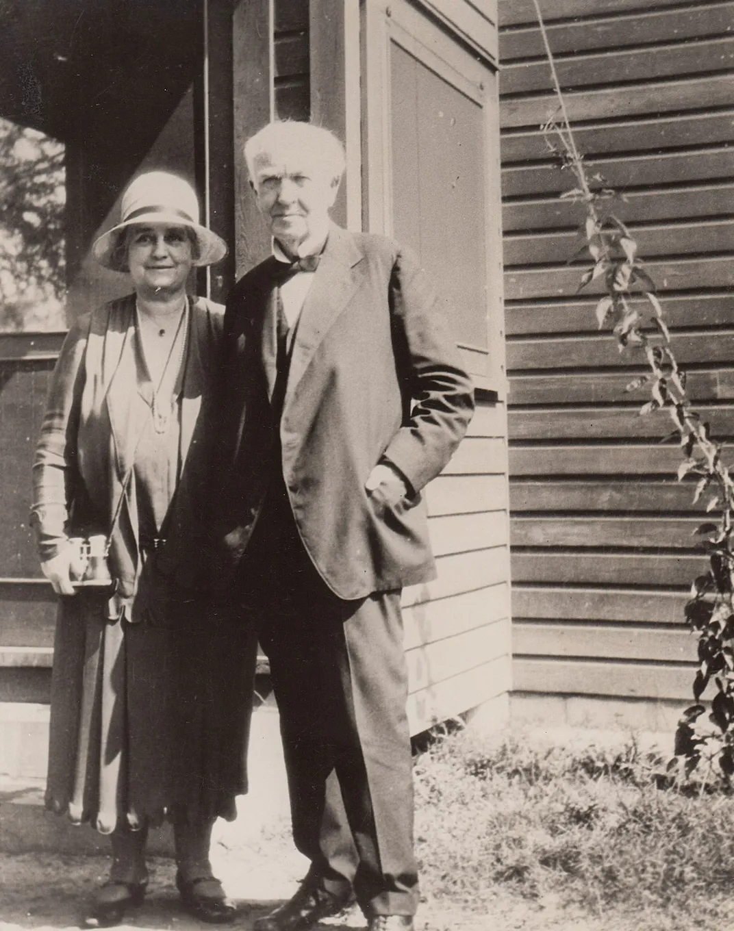 Mina and Thomas outside of his rubber laboratory in Fort Myers, Florida