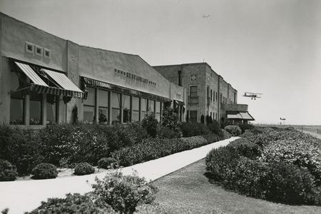 The ambitious Oakland Airport Inn featured 37 rooms, a restaurant, barbershop, and airline ticket office. 