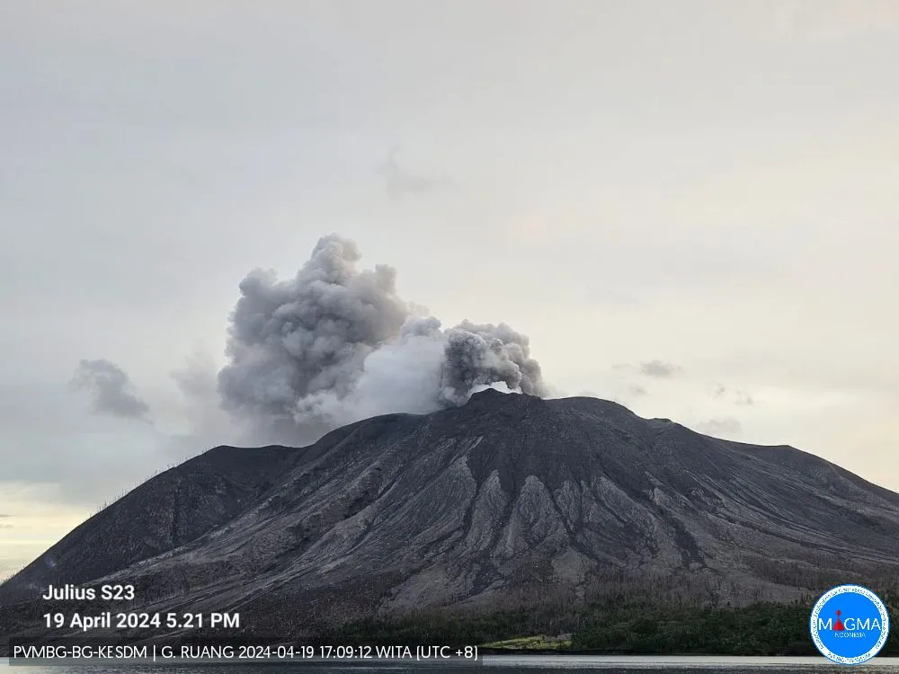 Volcano Erupts Amid Lightning Storm in Indonesia, as Residents Evacuate ...