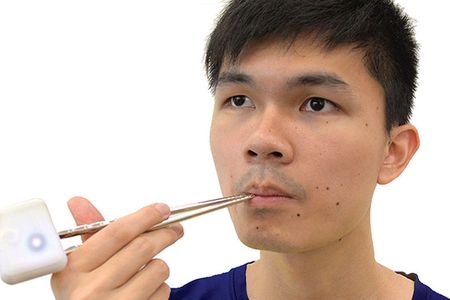 These electrode-embedded chopsticks can simulate saltiness.
