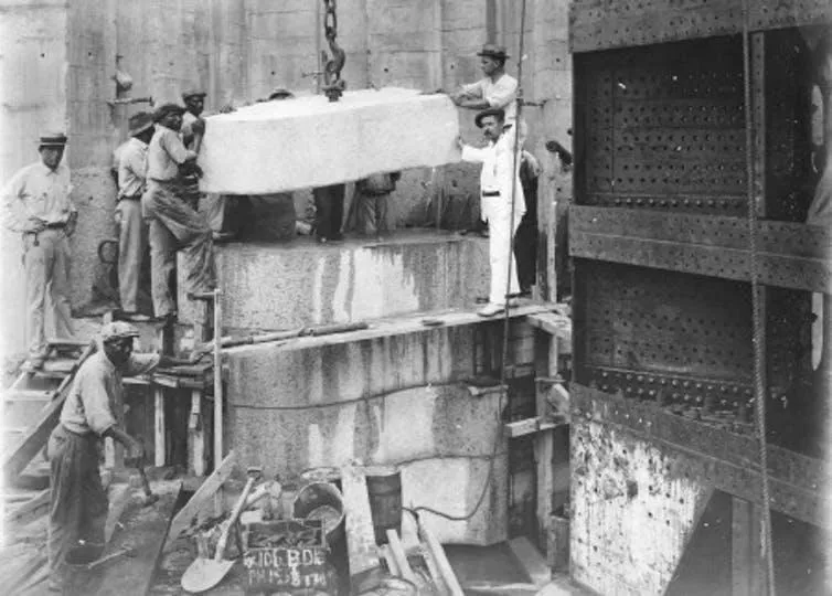 Placing granite in the hollow quoin. Dry Dock No. 1, Balboa, June 21, 1915