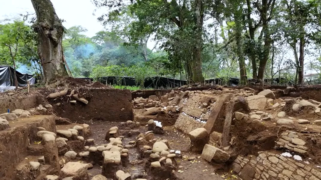 Expertos descubren asentamiento y estela únicos en Coatepec durante un Salvamento Arqueológico