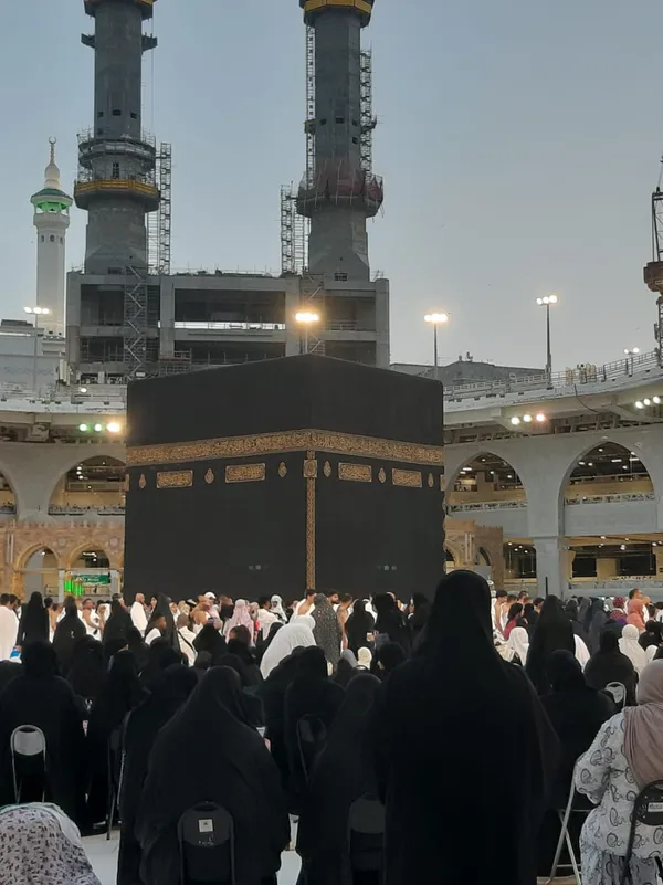 Pilgrims Seated in Front of the Kaaba thumbnail